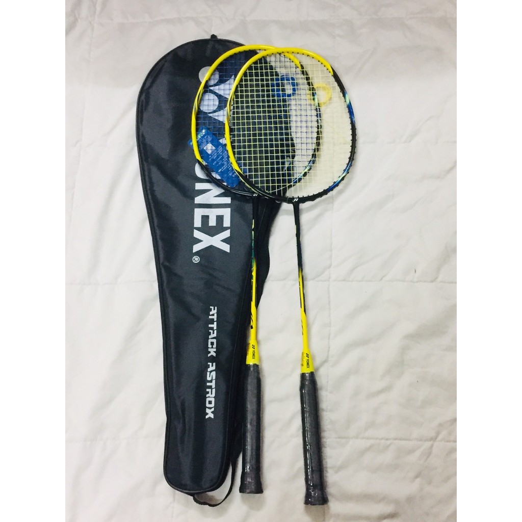 Combo khuyến mãi 2 cây vợt yonex full carbon đã đan cước sẵn tặng 2 quấn cán vợt