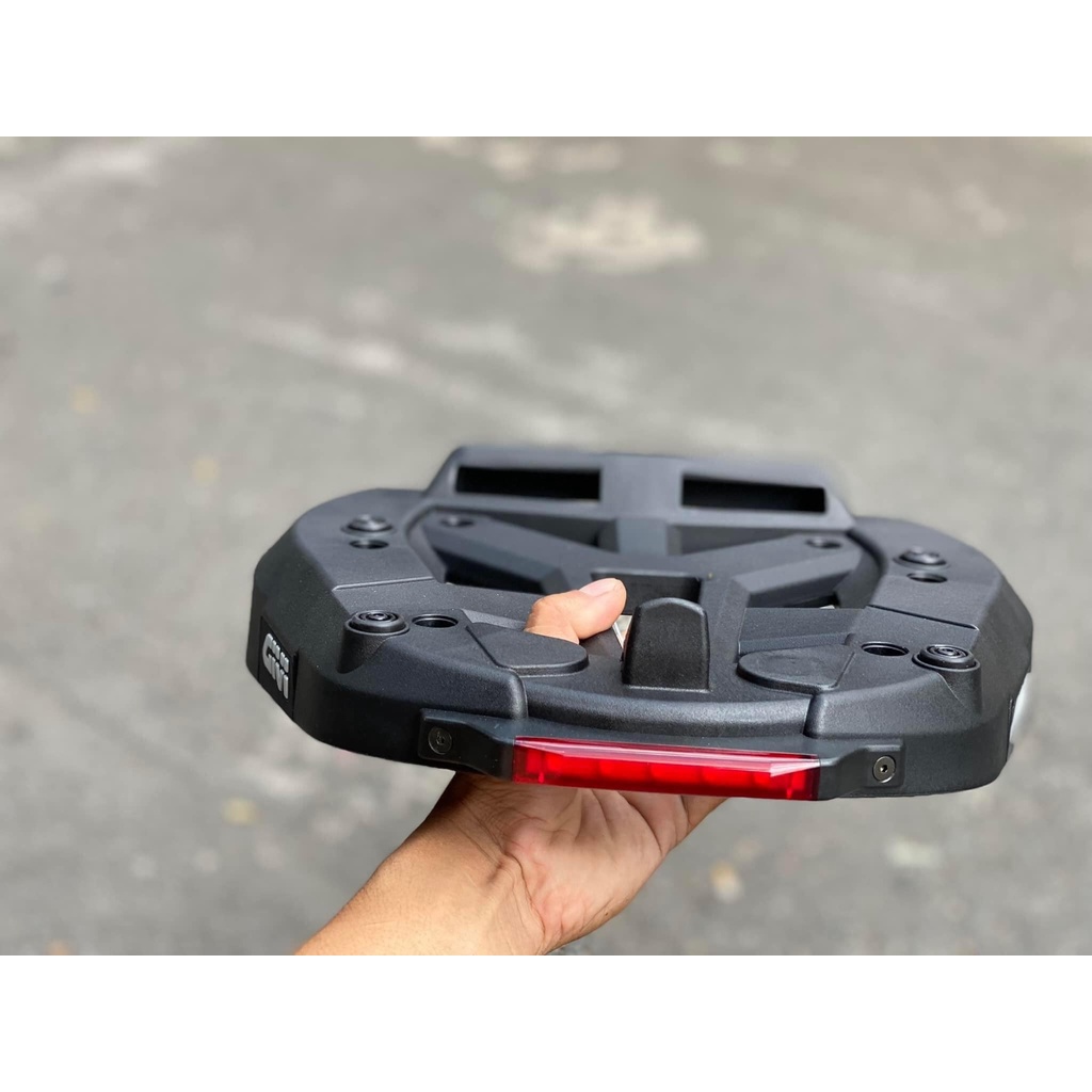 Baga Givi HRX Exciter 155 có đèn chiếu hậu