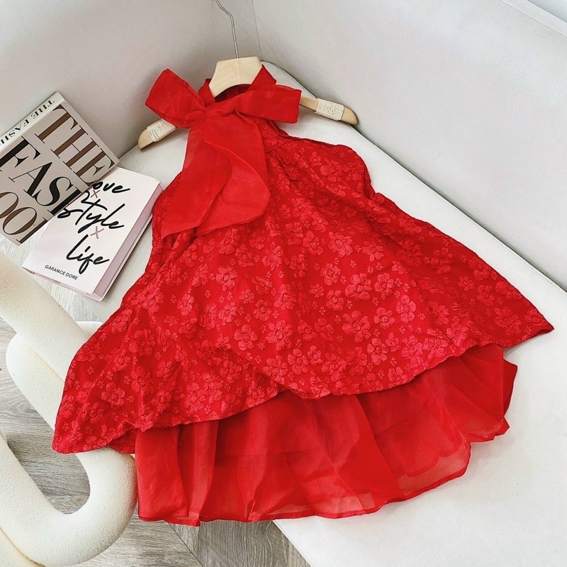 Đầm yếm đỏ chất gấm dập hoa nổi form chuẩn dễ thương tôn dáng | BigBuy360 - bigbuy360.vn