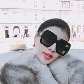 Kính râm nữ v vuông