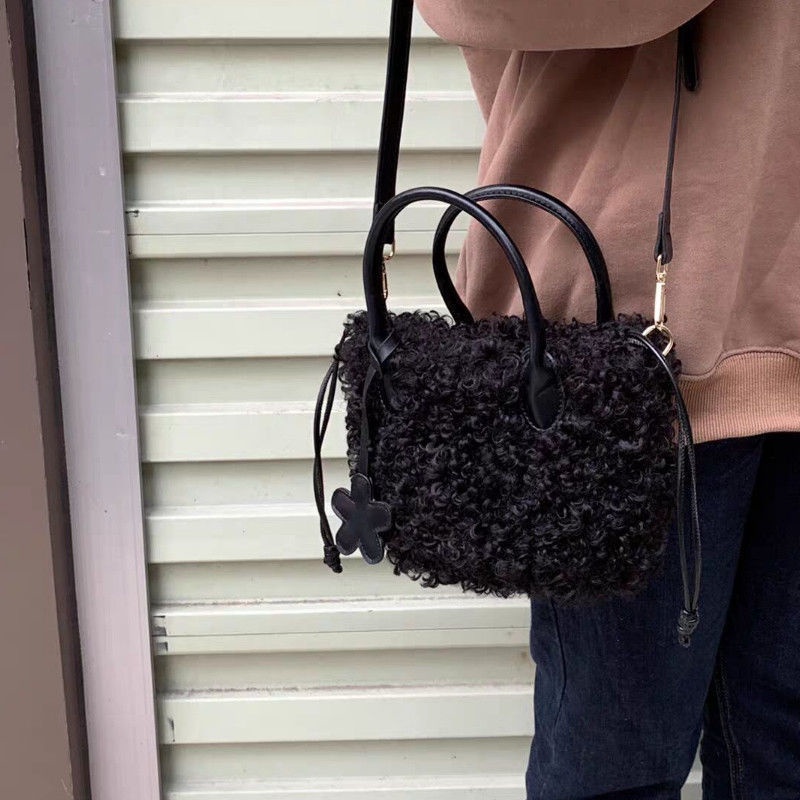 Túi Đeo Chéo Lông Cừu Chính Hãng Thiết Kế Cảm Giác Thời Trang Mùa Đông Phong Cách Mới Cho Nữ