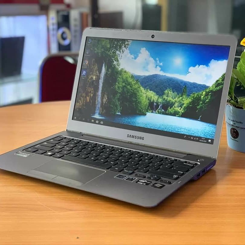Laptop Samsung 530U3C core i3 gen 3 ram 4gb ultrabook siêu mỏng nhẹ dễ dàng mang đi