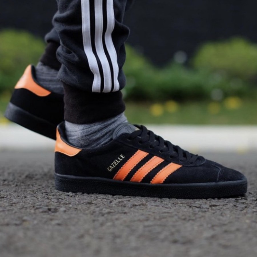 Giày Thể Thao Adidas Gazelle Da Lộn Màu Đen Cam Cá Tính