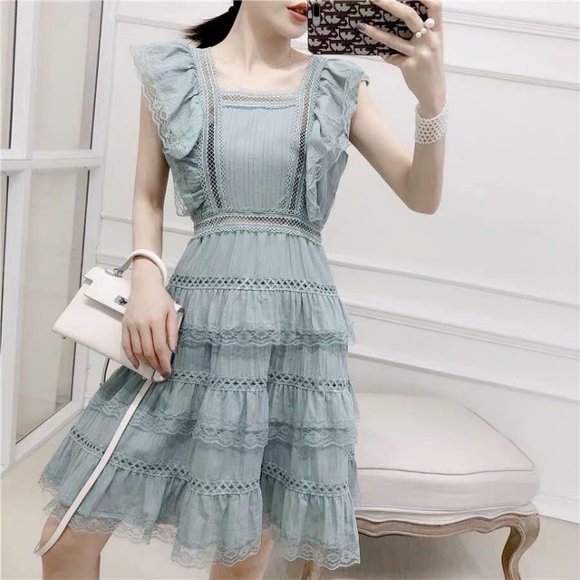 Đầm dáng xòe xếp tầng màu trơn phối ren đục lỗ tay cánh tiên cổ vuông