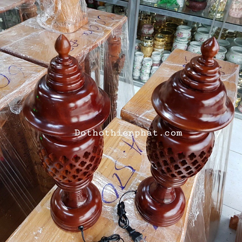 Cặp đèn thờ gỗ tràm bông vàng cao 23cm
