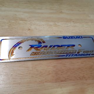 Biển Titan chữ Raider