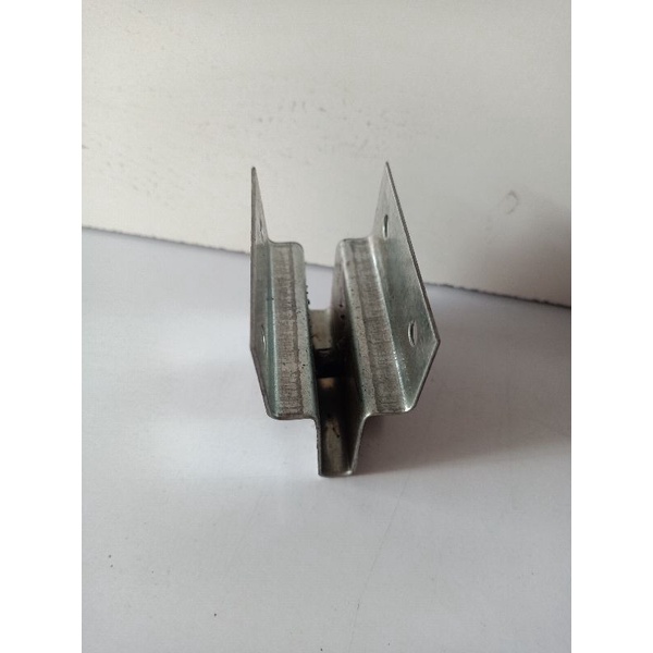 1 CÁI BÁNH XE CỬA LÙA LOẠI 2 BÁNH VÀ 4 BÁNH -MÁNG TREO CỬA LÙA LOẠI TỐT HÌNH THẬT SHOP CHỤP