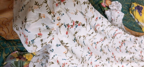 Váy voan lụa hoa nhí trắng