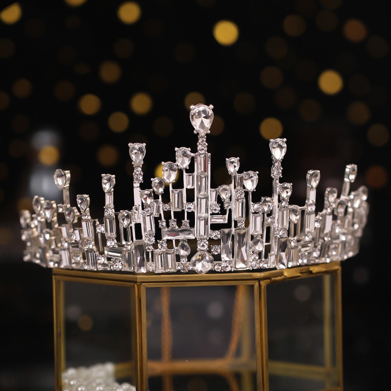 Vương miện đính đá sang trọng cho cô dâu