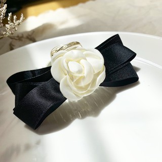 Kẹp tóc nơ đính hoa hồng trắng Littlethings