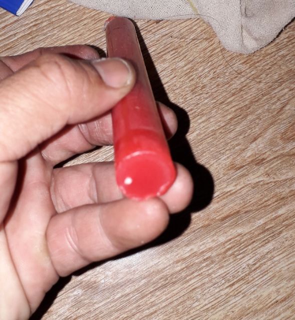 Một cây nến_đèn cầy màu đỏ dài 15cm và đường kính 15ly có mùi thơm nhẹ