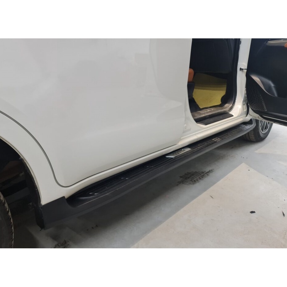 Bệ bước chân lên xuống innova