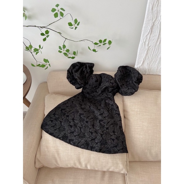 Đầm hoa nổi trễ vai tay bồng 2 màu có mút ngực