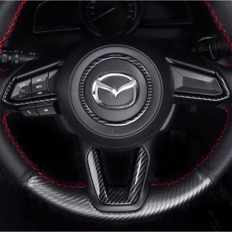 Ốp vân carbon chữ V trên vô lăng mazda