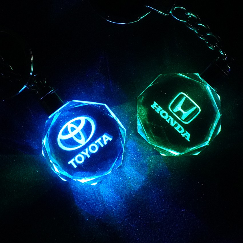 Móc Khoá Xe Ô Tô Hình Logo Hãng Xe Có Đèn Led Nhấp Nháy (Kia, Ford, Honda, Audi, BMW, Toyota)Tặng kèm Pin