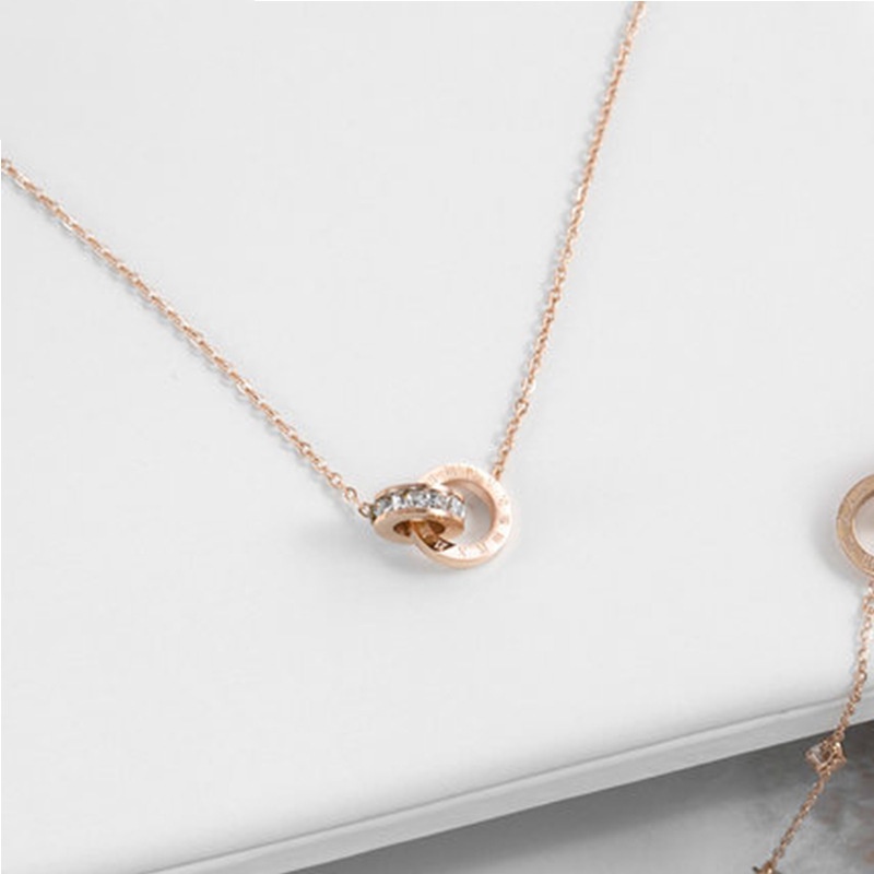 Vòng cổ thép titan mặt khắc chữ số la mã đính hạt đá zircon thời trang