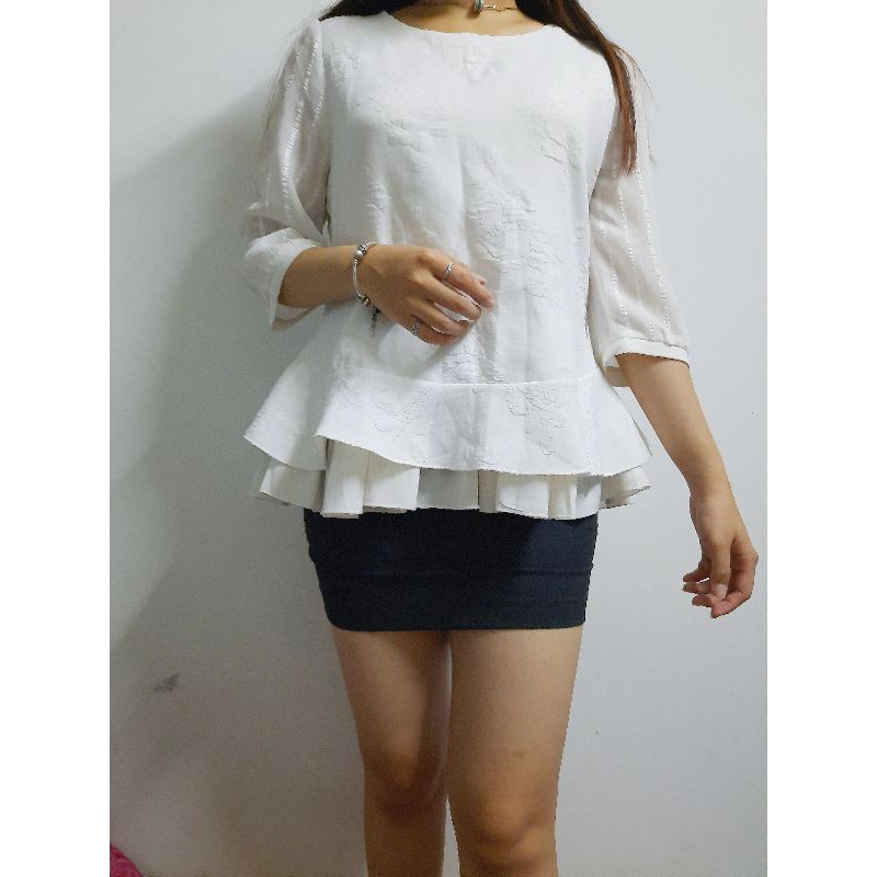 Áo peplum trắng dập hoa phối tay voan (thanh lý)