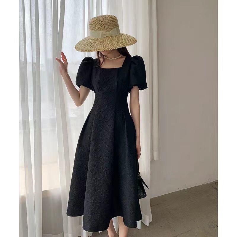 Đầm cổ vuông dự tiệc gấm tay phồng