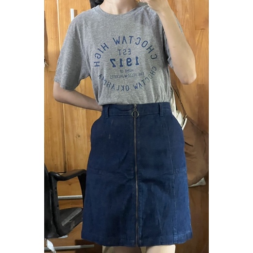 Áo thun, chân váy jeans đơn giản