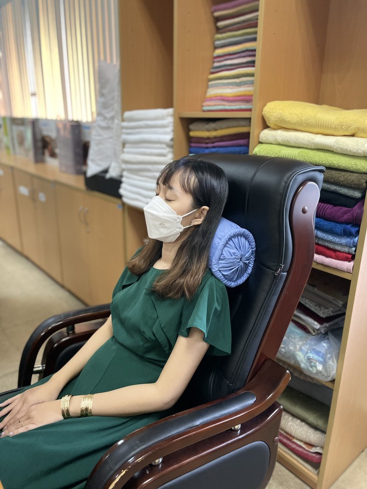 Gối tựa lưng cổ NV Neckroll Small - Big Piping (màu ngẫu nhiên)