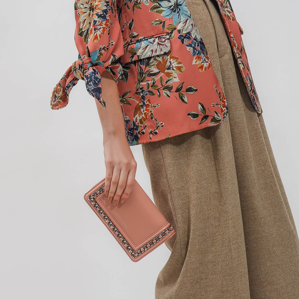 Túi Charles and Keith dáng CHAIN DETAIL CLUTCH
