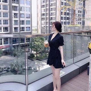 Đầm đen chéo tà