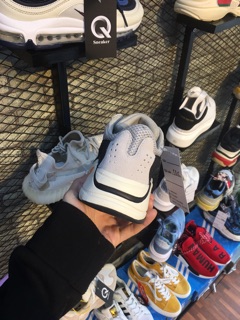Giày sneaker