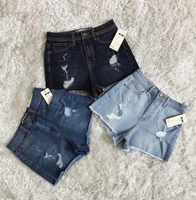 Quần short tua lai rách
