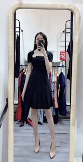 Đầm cổ vuông cài hoa