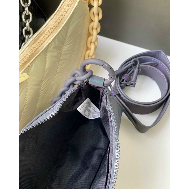 Túi CHARLES & KEITH sành điêuj với chi tiết dây xích