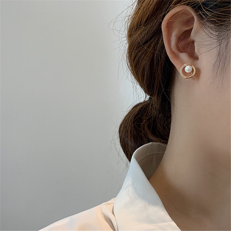 Đôi bông tai tròn đính đá + ngọc trai bằng kim loại màu vàng thời trang dành cho nữ