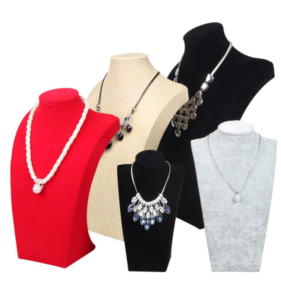 Tượng bán thân trưng bày đồ trang sức làm từ vải nhung và da sang trọng