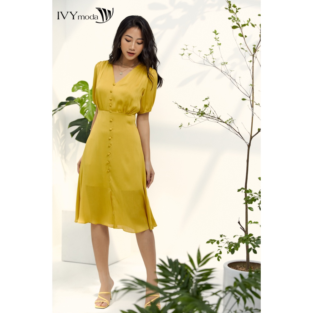 Đầm lụa xòe phối nút IVY moda MS 48M6680