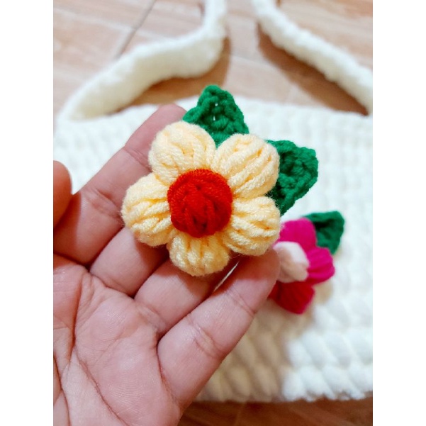 Pin cài hoa len có lá
