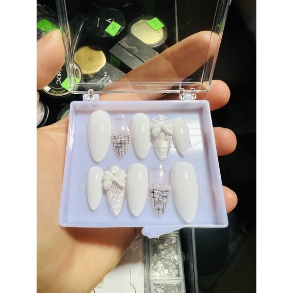 Nail box thiết kế trắng,hồng nhạt gắn nơ tặng kèm keo và dũa.