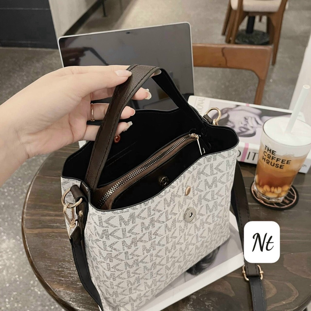Túi xách nữ đeo chéo khóa vuông logo màu Hot Trend 2022
