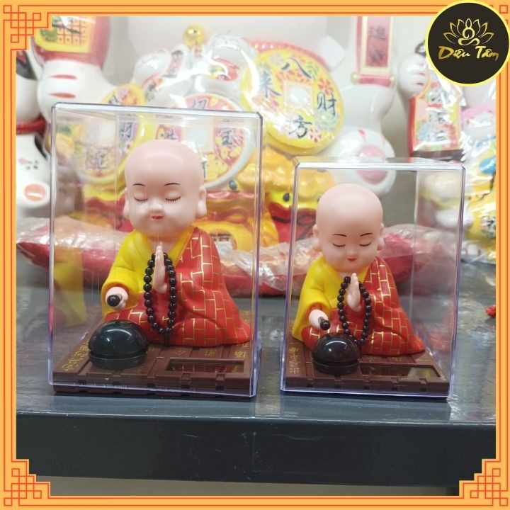 Tượng may mắn Thầy Chùa Gõ Mỏ Tụng Kinh trang trí xe hơi, phong thủy, bàn làm việc năng lượng mặt trời Chú tiểu gõ mỏ