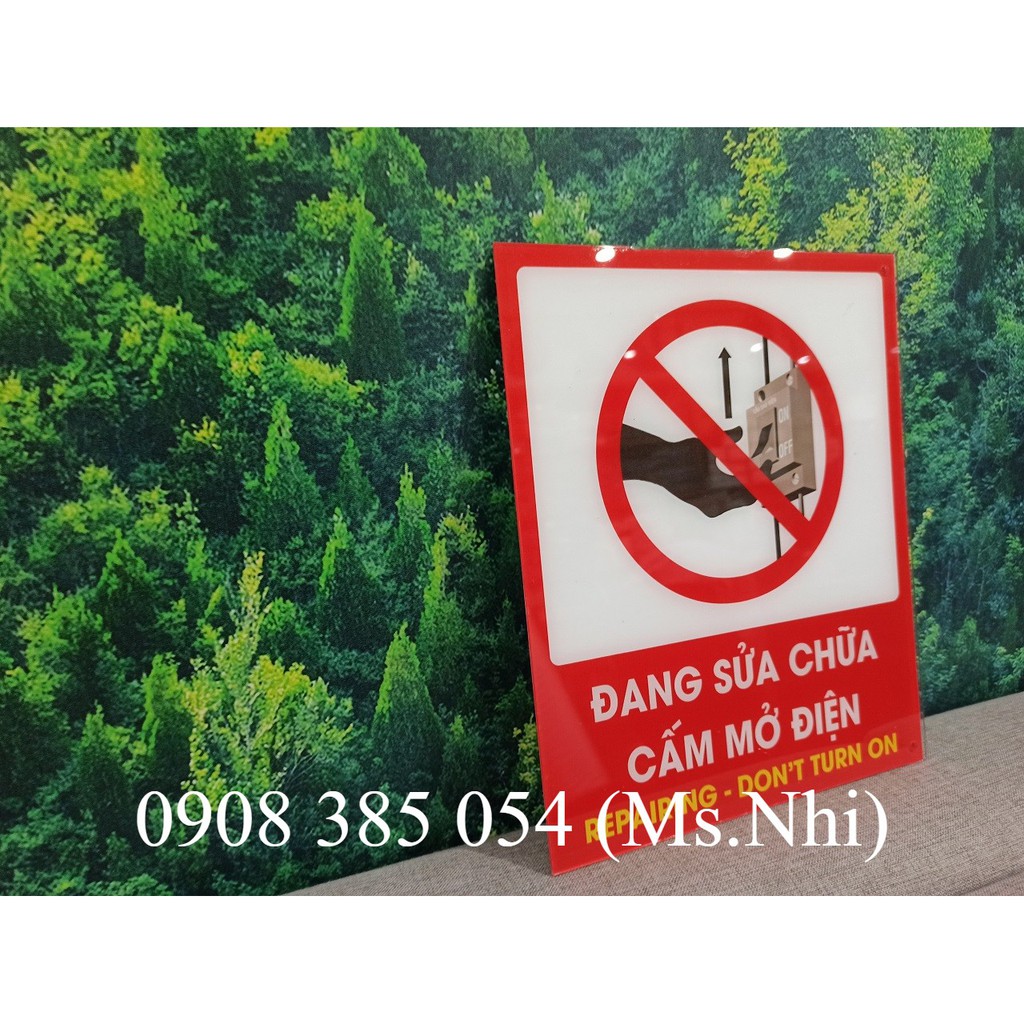Bảng báo cấm mở điện đang sửa chữa bảo trì chất liệu mica- KT25x30
