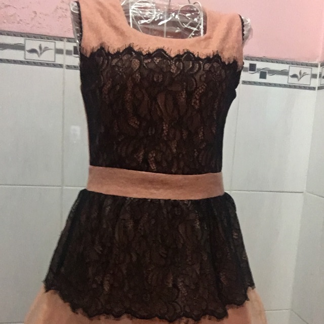 Đầm xoè vải dạ phối ren và voan