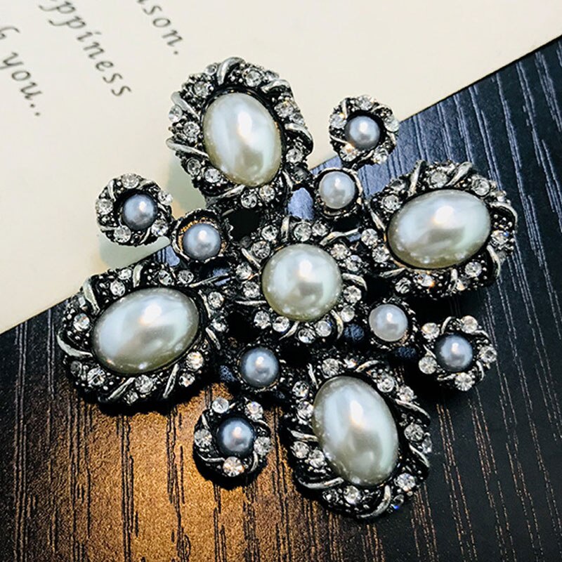 Trâm cài áo đính đá và ngọc trai giả sang trọng