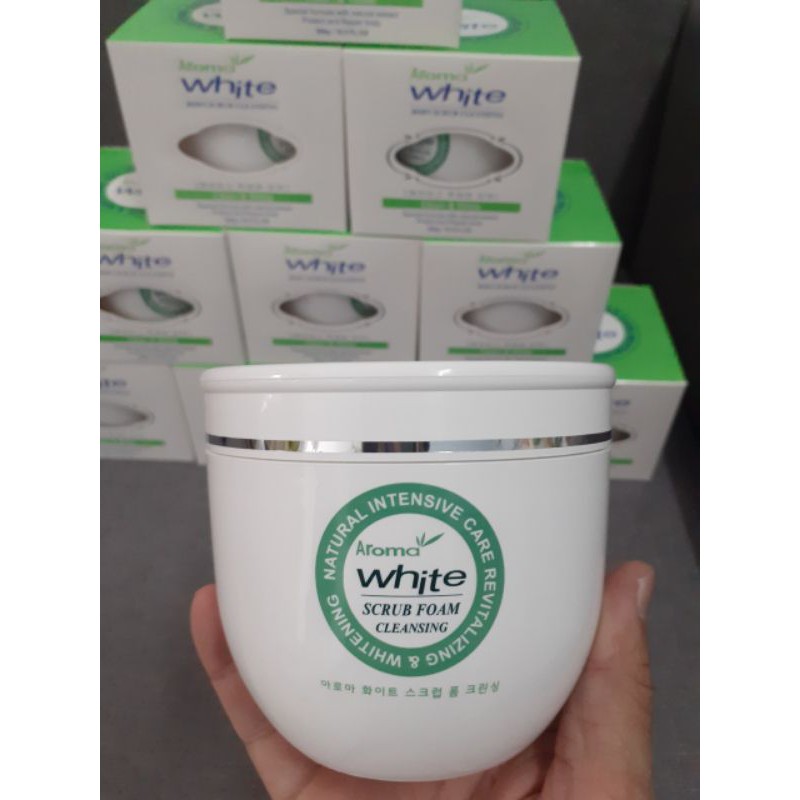1 hộp Sữa tắm cát trắng AROMA WHITE SCRUB FOAM, hộp 300ml, giá 179.000 đồng, sản phẩm thường dùng trong spa.