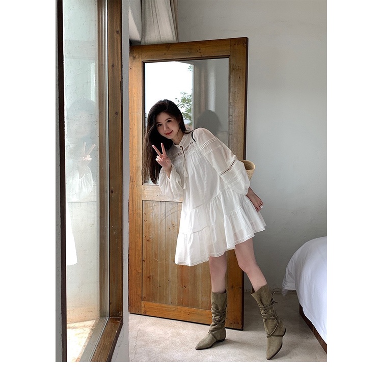 Đầm babydoll đũi trắng tay phồng phong cách boho kèm thắt lưng và dây buộc eo đơn giản, váy boho trắng tay phồng cổ trụ