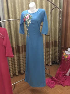 Áo dài lụa thêu ruy băng