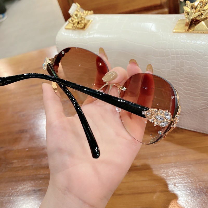 Kính râm nam nữ thời trang 171 oversized tròn đen đính đá cho người mặt to - Bự Store