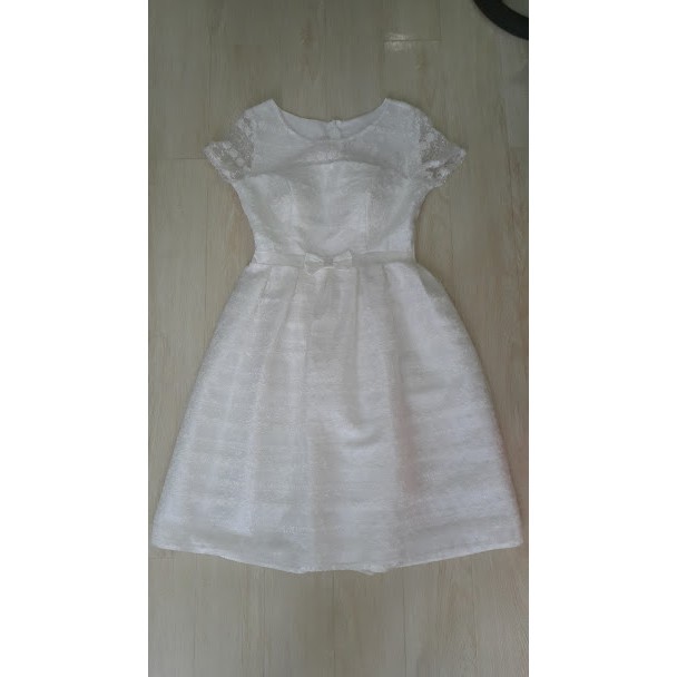 Sale: Đầm ren xòe tay con