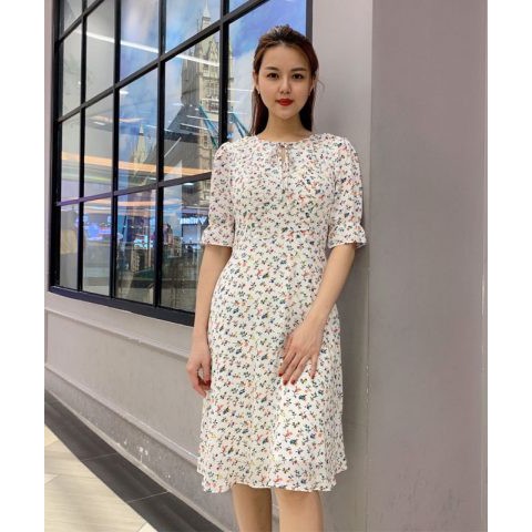 Đầm suông cổ vuông tay lửng phối bèo trắng hoạ tiết hoa nhí nhỏ xinh MSVAY016