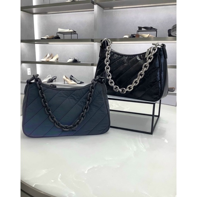 Túi CHARLES & KEITH sành điêuj với chi tiết dây xích