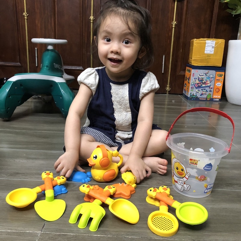 Đồ chơi xúc cát vịt vàng đi biển 14 chi tiết bằng nhựa chịu lực chịu nhiệt an toàn cho bé