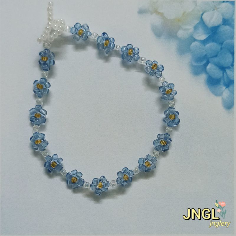 Vòng tay hạt cườm handmade kết hoa nhí màu xanh biển mã TK505