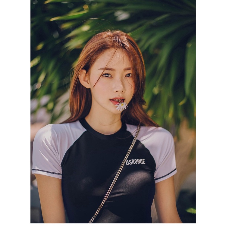 - Chuẩn vải bơi set bikini hai mảnh áo cộc tay + chân váy kín đáo màu đen - trắng